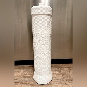 Vtg Breamco White Wicker Embossed Design Rose Blow Mold Toilet Paper Holder 22”
